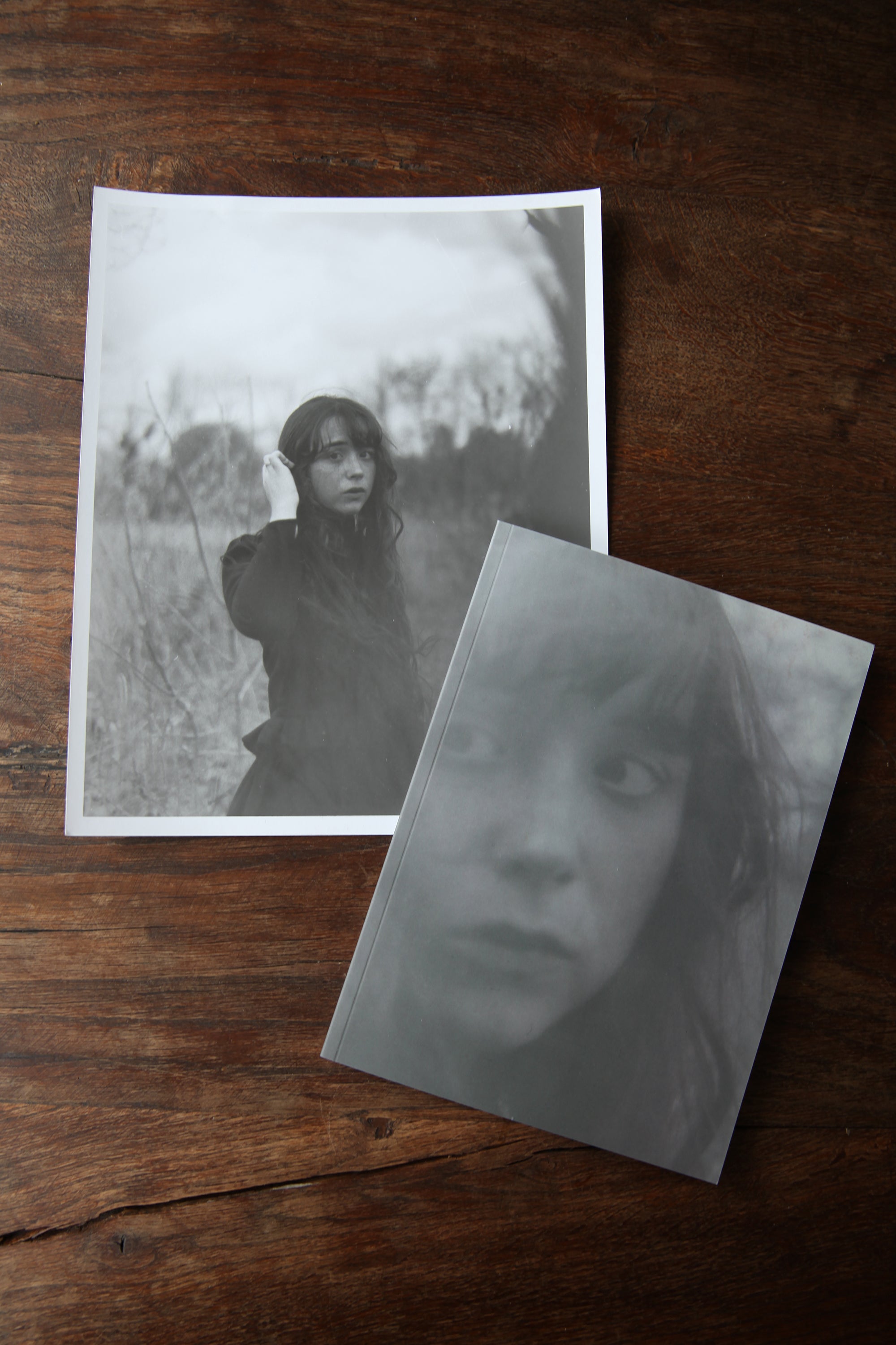 'Elle S'éloigne - Livre Photo + Tirage 8x10 en Chambre Noire'