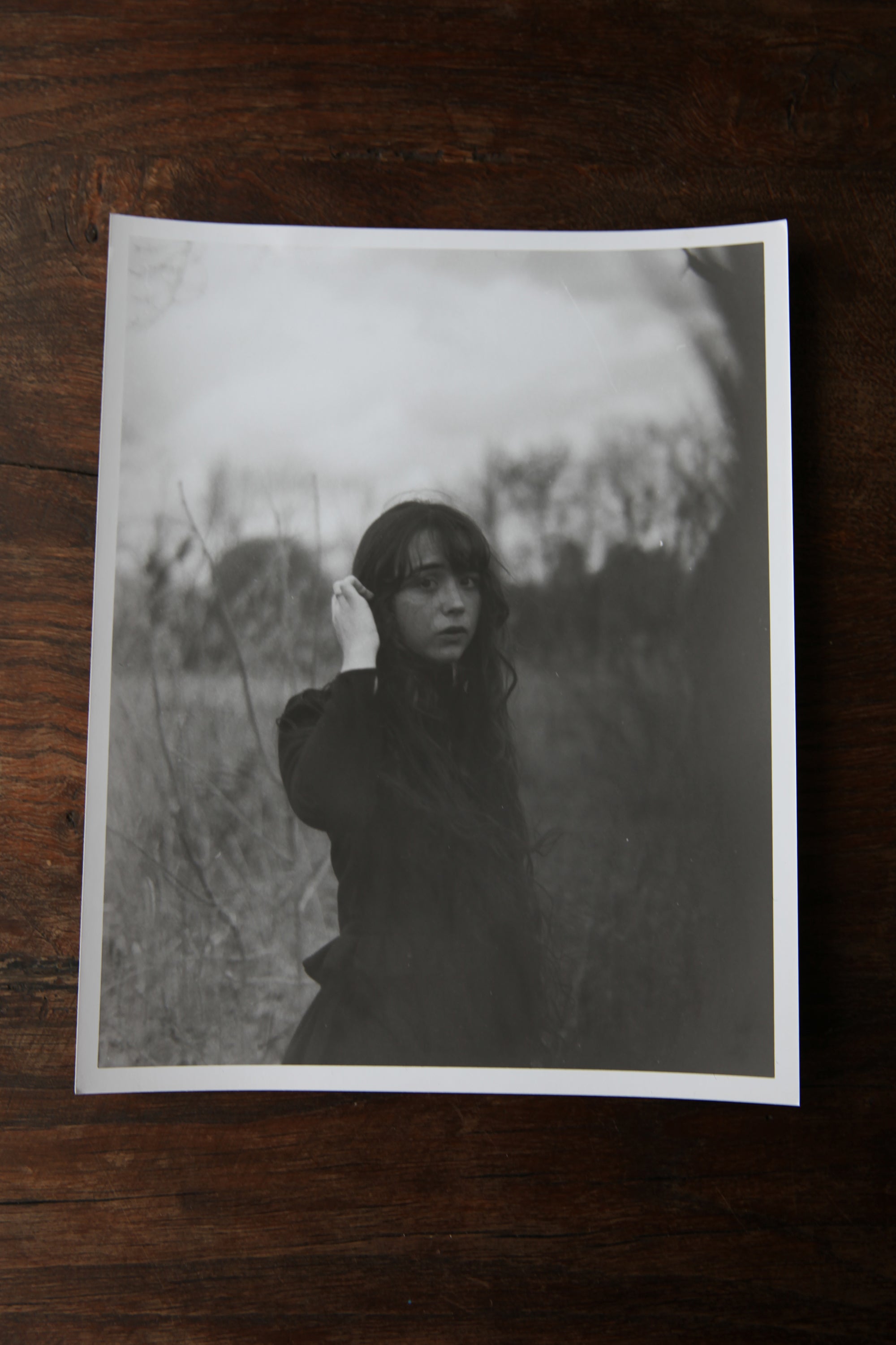 'Elle S'éloigne - Livre Photo + Tirage 8x10 en Chambre Noire'