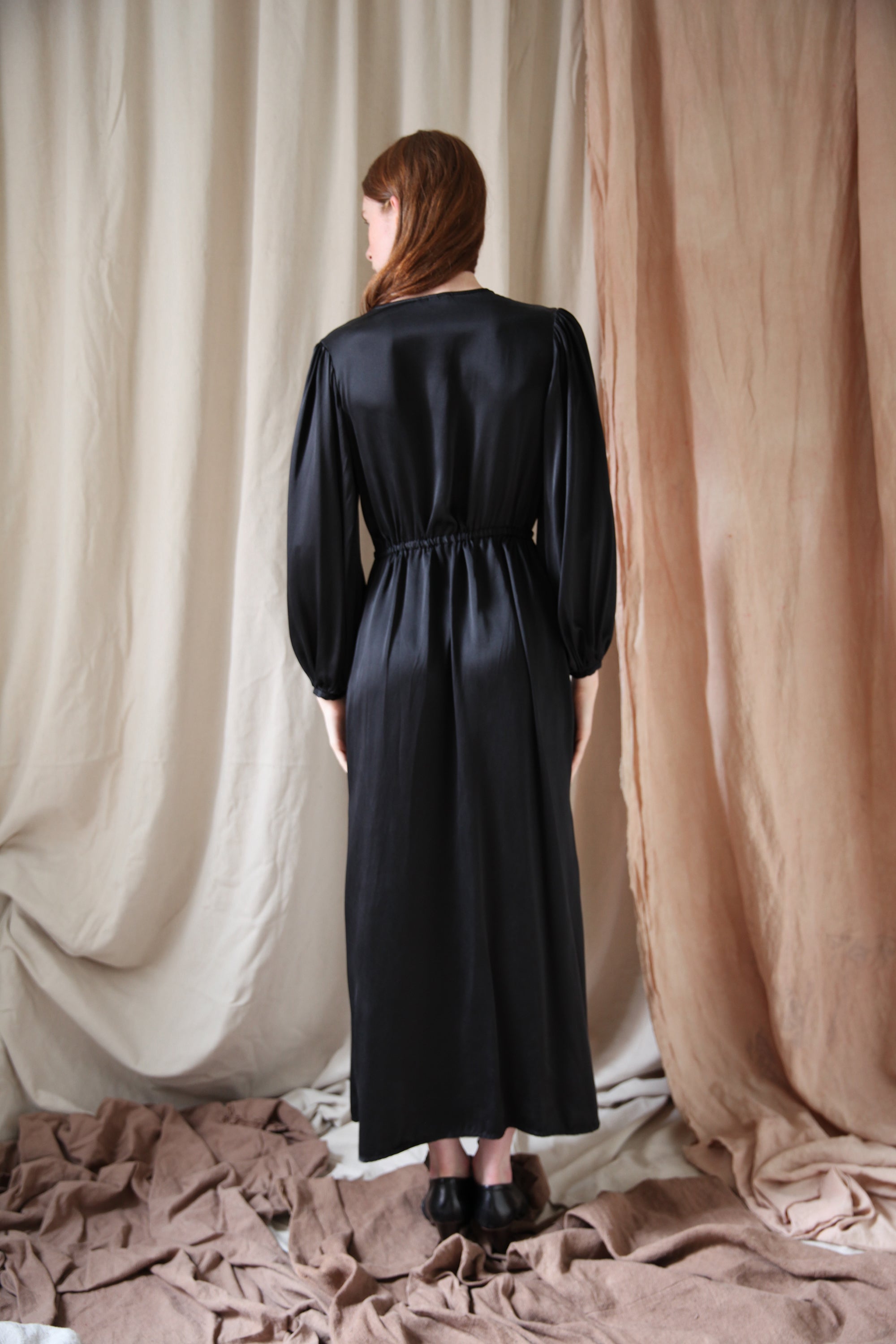 Robe soie noire sale