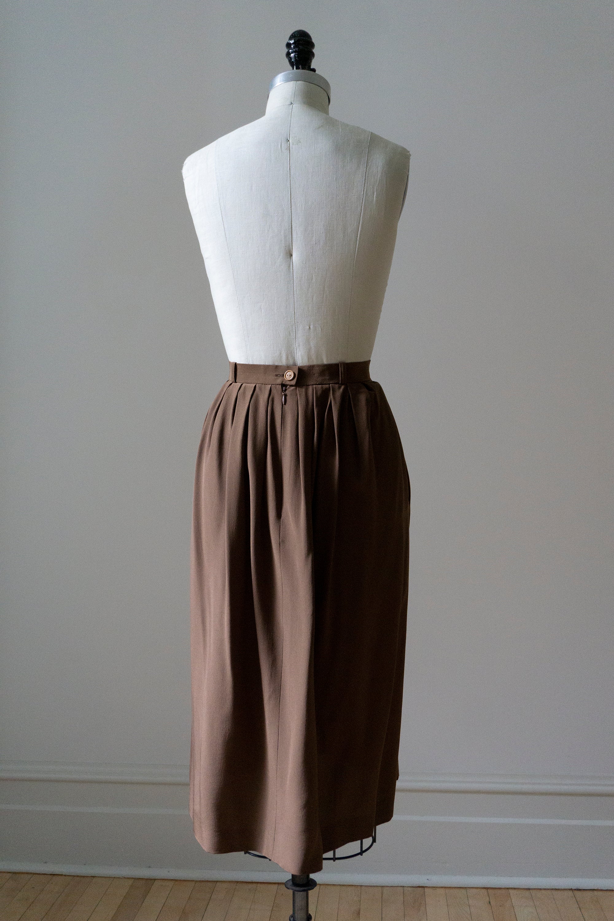 Etienne Aigner Brown Silk Pleated Skirt M 29" waist