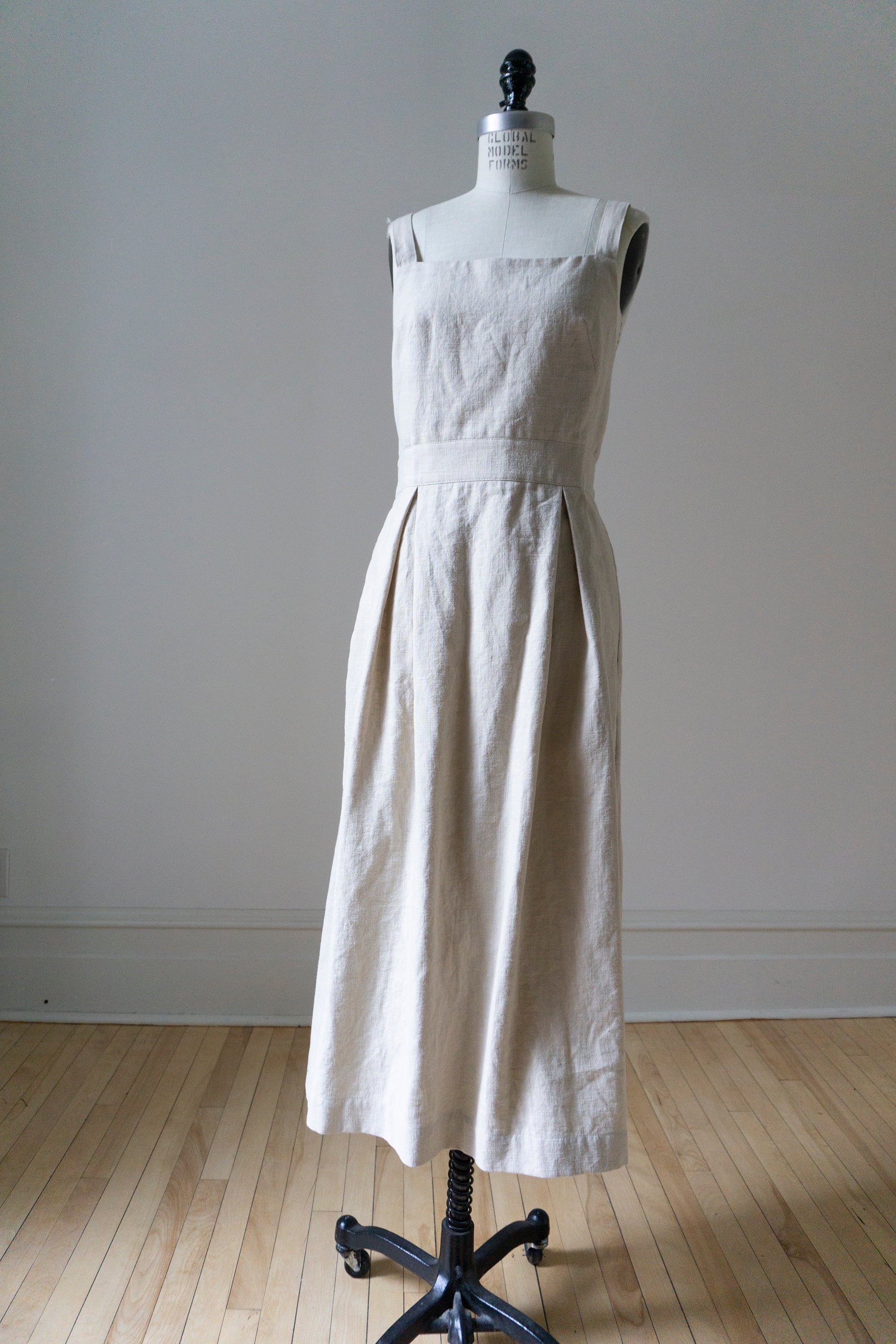FLORAL APRON DRESS ブラック Floral Maxi Dress with Side Cutouts | Ardene